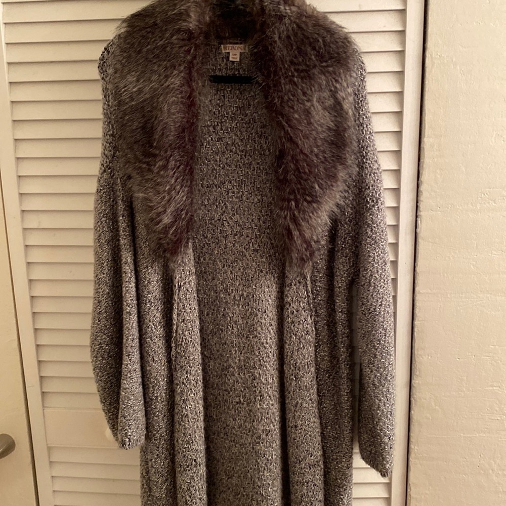 Long gray sweater with faux fur collar